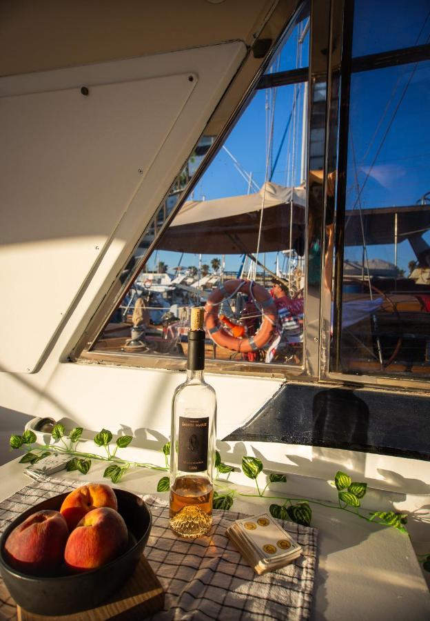 Magno II Boat Hotel Sant Adrià de Besòs Kültér fotó