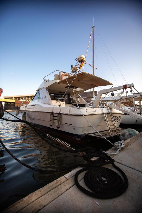 Magno II Boat Hotel Sant Adrià de Besòs Kültér fotó