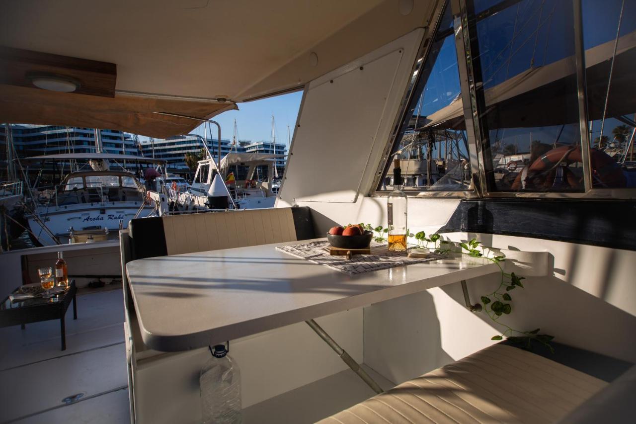 Magno II Boat Hotel Sant Adrià de Besòs Kültér fotó